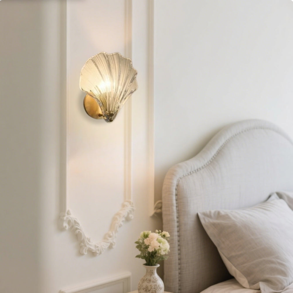Elegante applique in vetro con design a conchiglia