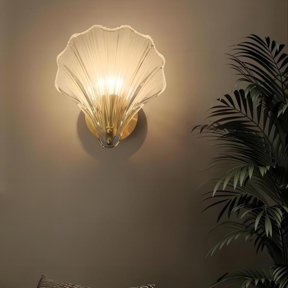 Elegante applique in vetro con design a conchiglia
