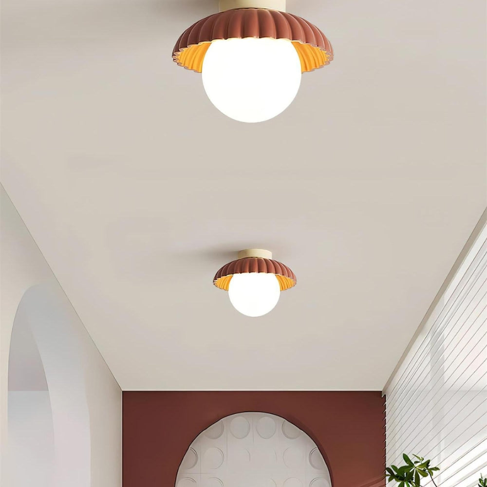 Lampada da soffitto cromata dal design minimalista